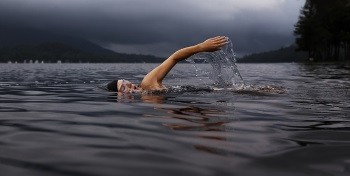 Mit Muskelkater trainieren - leichtes Schwimmtraining kann sinnvoll sein